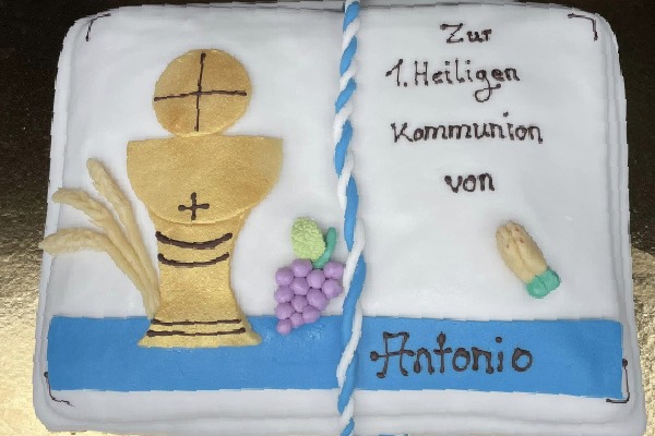 Torte zur Kommunion mit handgefertigten Symbolen aus Fondant von der Konditorei Niedermair aus Diedorf