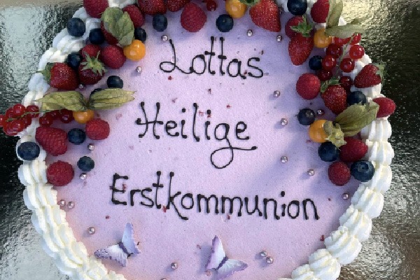 Torte für religiöse Feste mit Früchten und Schrift von der Konditorei Niedermair aus Diedorf