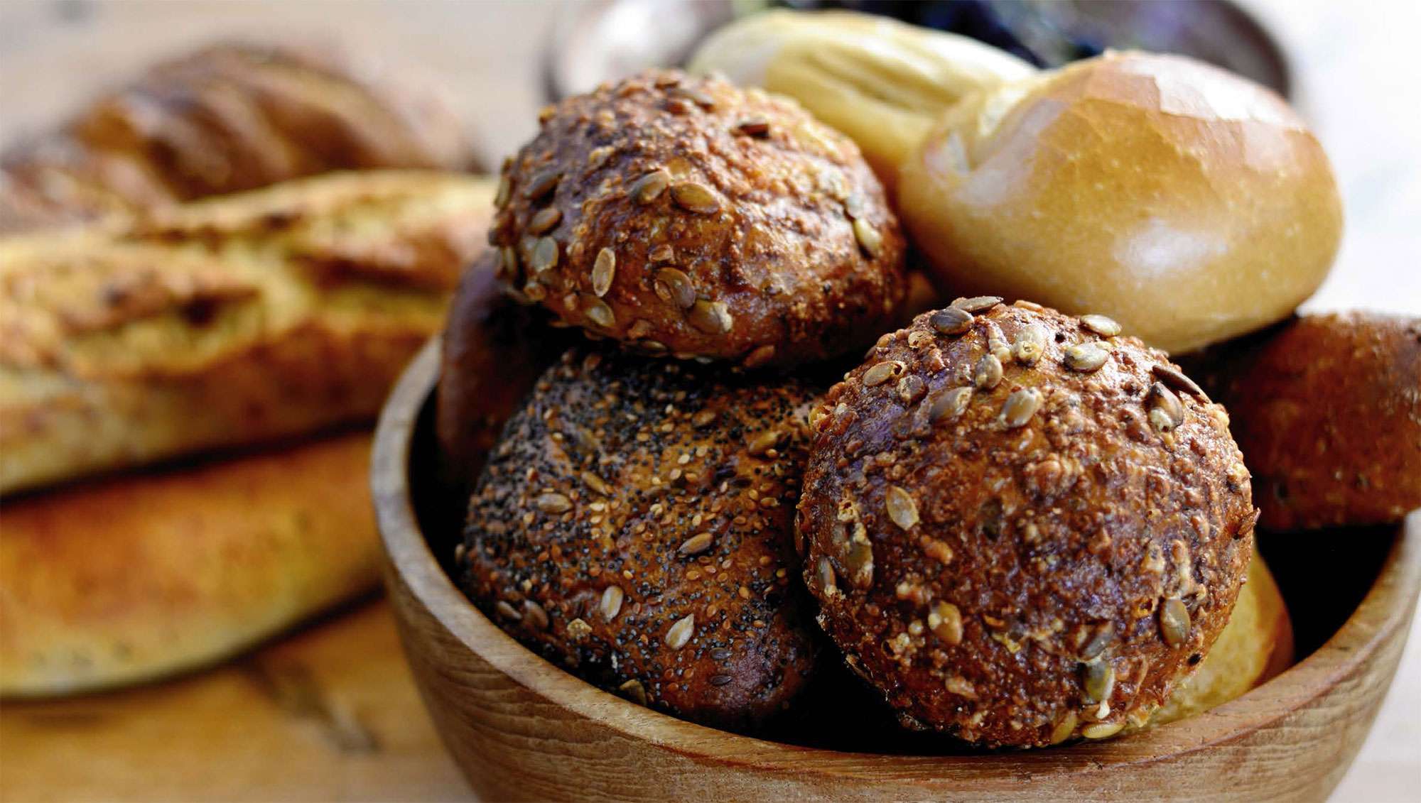 Frische Backwaren der Bäckerei Niedermair in Diedorf: frische Körner- und Kaisersemmeln