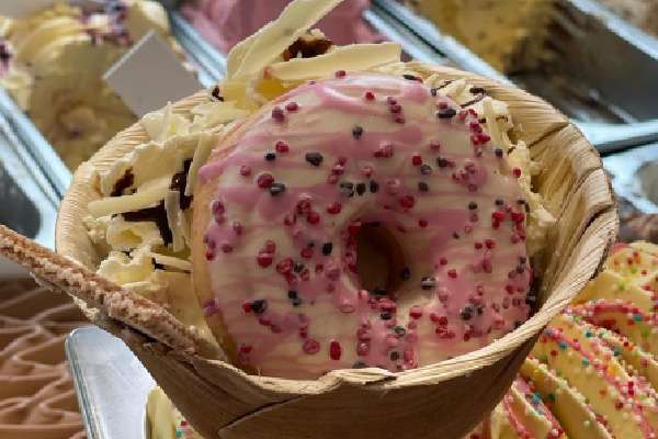 Kreative Eiskreationen mit Donut im Becher von Emmas Eisbar in Diedorf