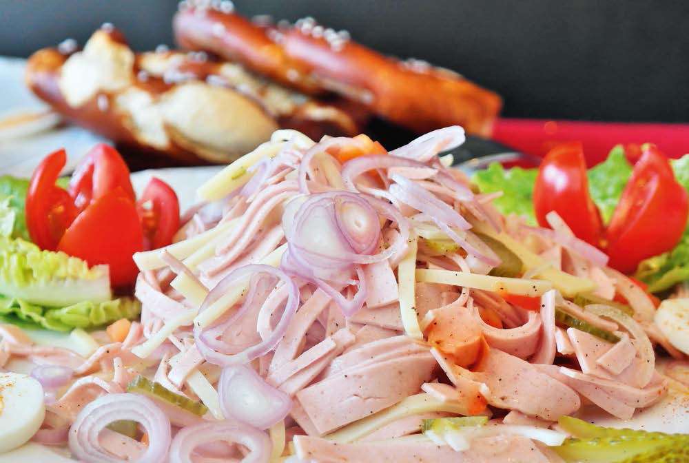 Deftiger Wurstsalat zum Mittagessen im Café Niedermair in Diedorf