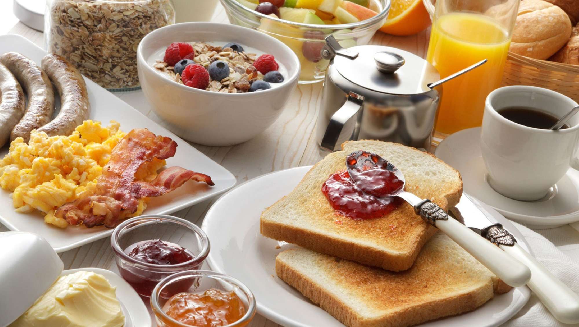 Frühstück mit einer großen Auswahl an Backwaren, Joghurt, Müsli, Obst und Herzhaftem von der Bäckerei Niedermair in Diedorf