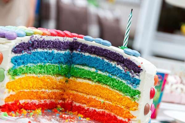 Geburtstagstorte mit Regenbogen Schichten von der Konditorei Niedermair aus Diedorf