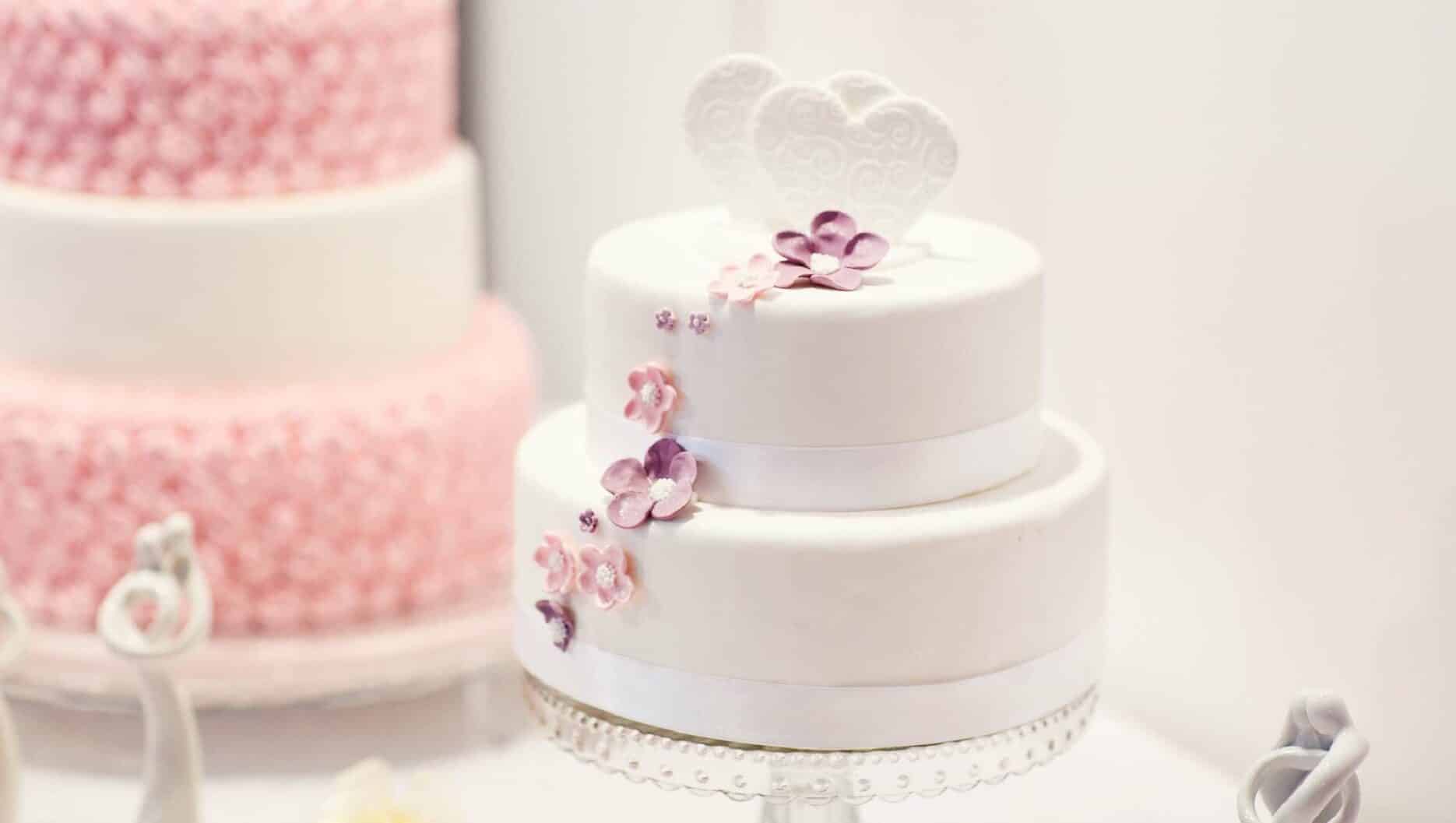 Klassische Hochzeitstorte mit handgefertigten Blumen aus Marzipan von der Konditorei Niedermair in Diedorf