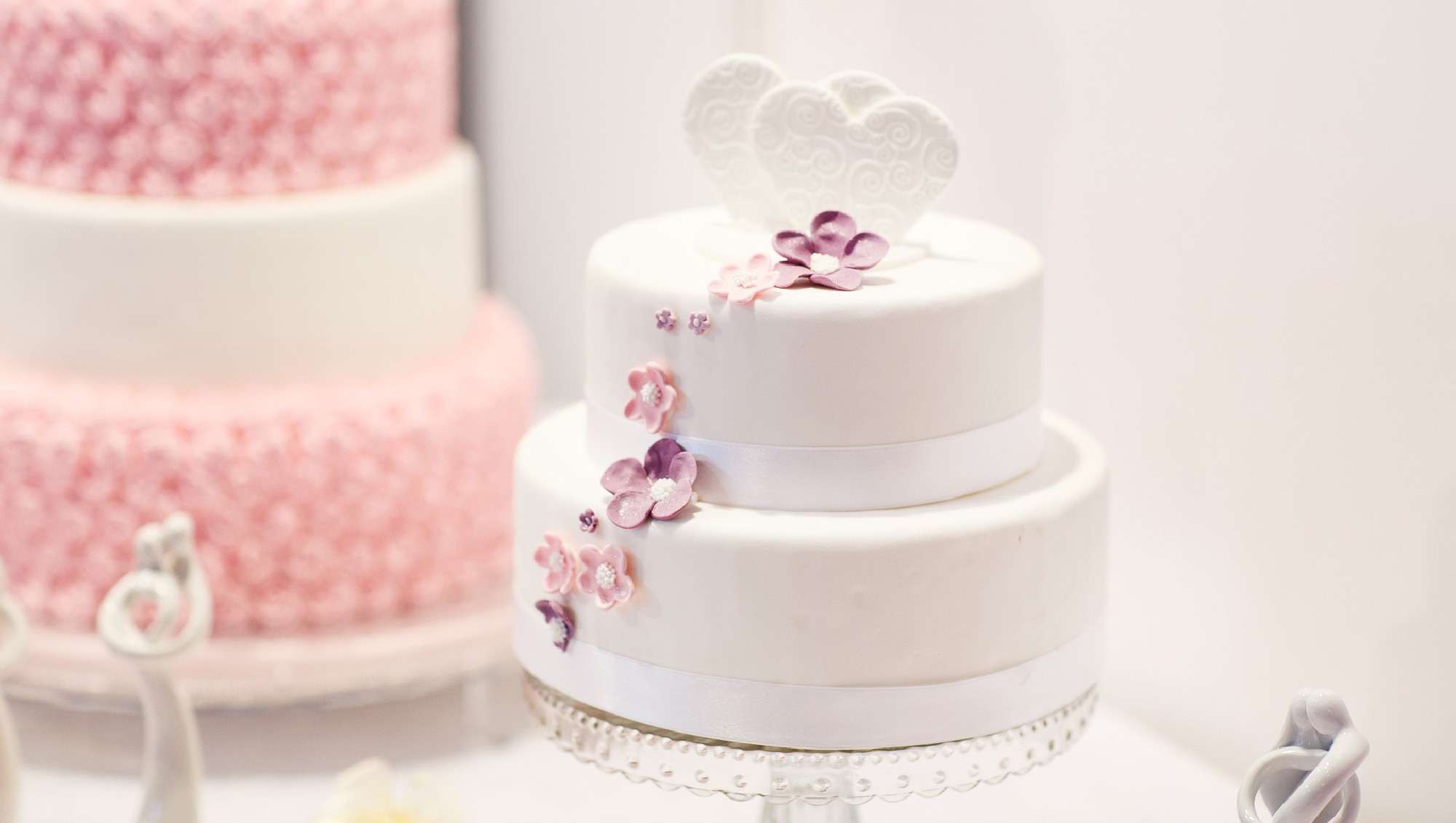 Klassische Hochzeitstorte mit handgefertigten Blumen aus Marzipan von der Konditorei Niedermair in Diedorf