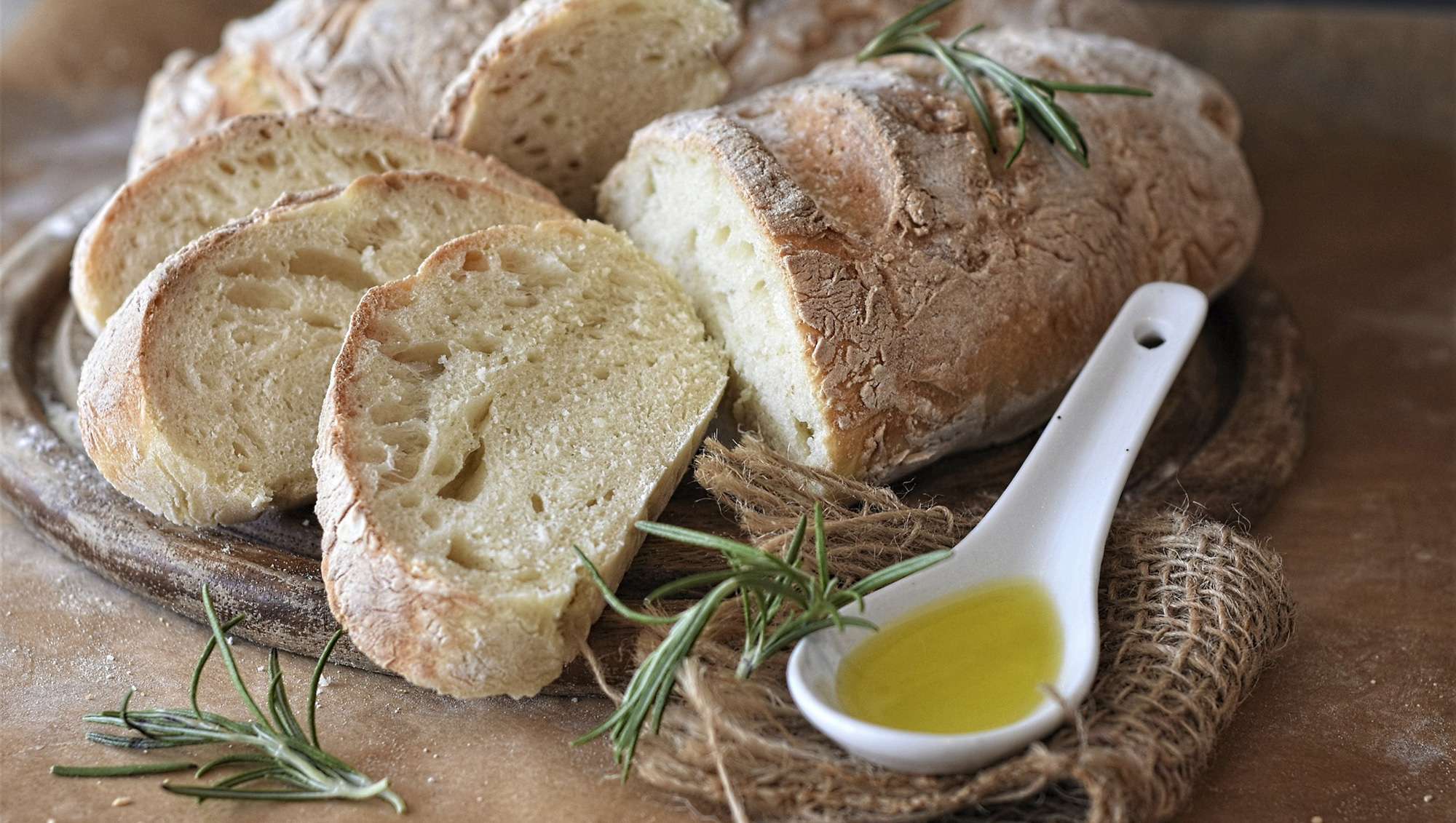 Handgefertigtes Weißbrot mit Rosmarin und Olivenöl von der Bäckerei Niedermair in Diedorf