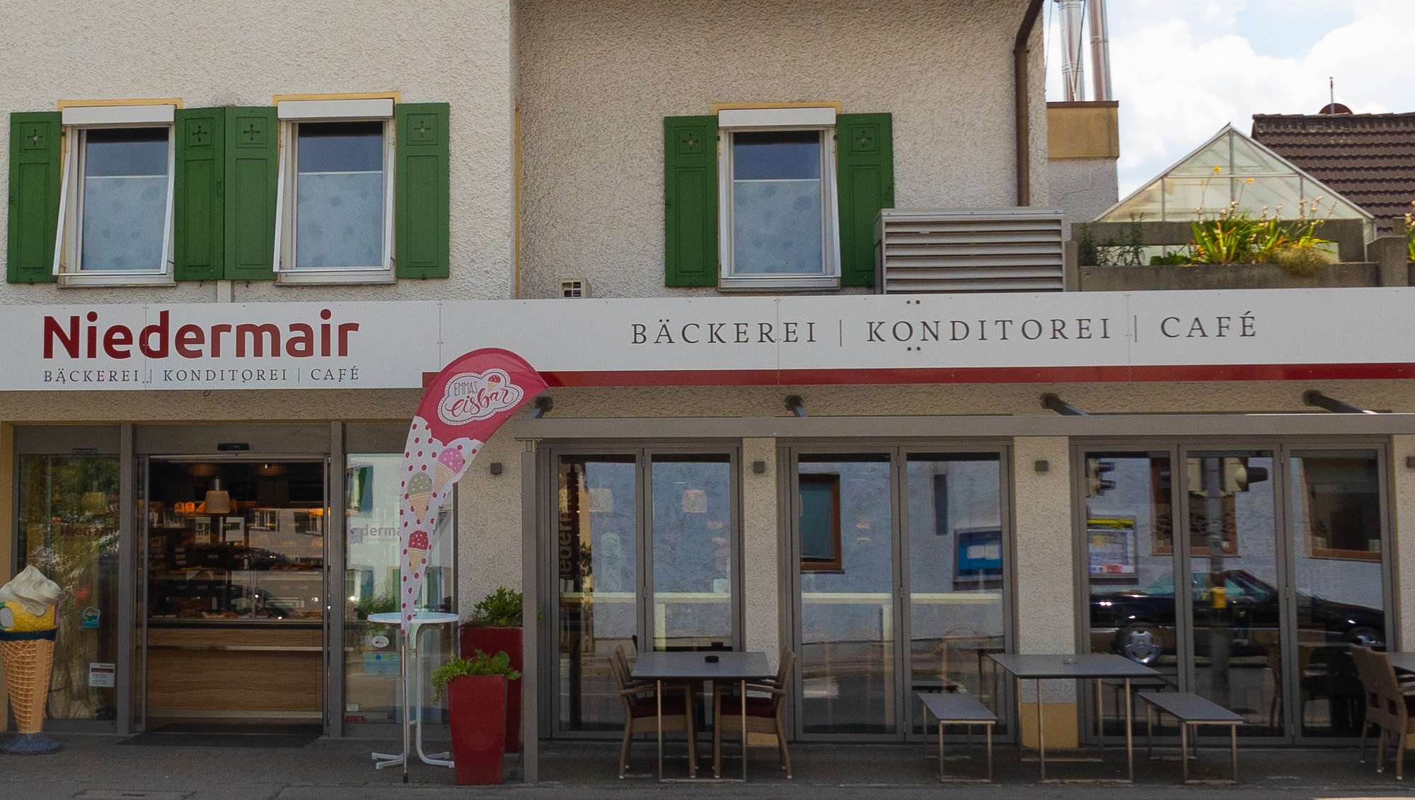 Sicht von Außen auf die Bäckerei Niedermair in Diedorf Augsburg