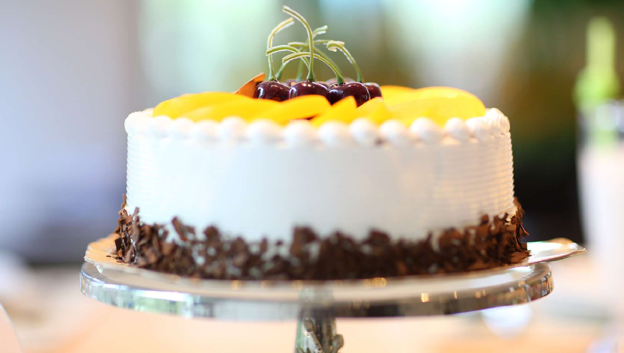 Festliche Torte mit Kirschen, Sahne und Schokostreusel von der Konditorei Niedermair aus Diedorf