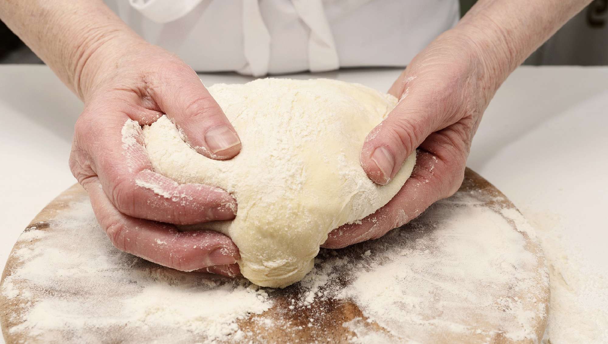 Bäckermeister mit Brotteig von der Bäckerei Niedermair in Diedorf Augsburg