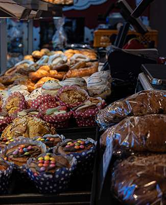 Vielfältige Auswahl an Kuchen, Torten und Gebäck von der Bäckerei Niedermair