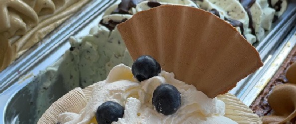 Eisbecher mit Früchte und Sahne von der Eisdiele Emmas Eisbar in Diedorf