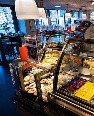 Thekenauslage mit Torten und Backwaren in der Bäckerei Niedermair