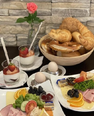 Frühstücks Brunch mit reichhaltigem Buffet und großem Sortiment im Café Niedermair