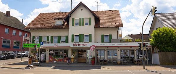 Außenansicht der Bäckerei, Konditorei und Café Niedermair seit 1911 in Diedorf