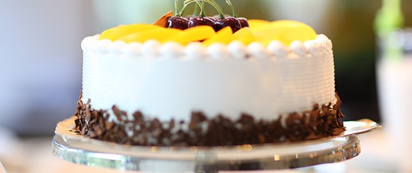 Festliche Torte mit Sahne, Früchten und Schokostreuseln von der Bäckerei Niedermair aus Diedorf