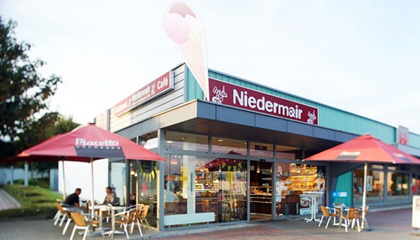 Außenansicht auf die Filiale in der Gewerbestraße der Bäckerei Niedermair in Diedorf