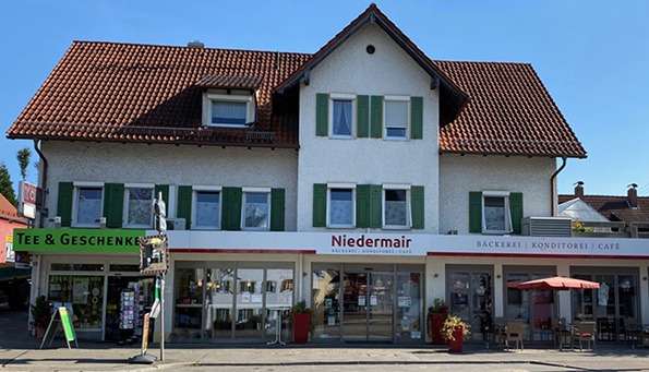 Außenansicht der Bäckerei Niedermair in Diedorf an der Hauptstraße mit Konditorei, Café, Tee und Geschenke